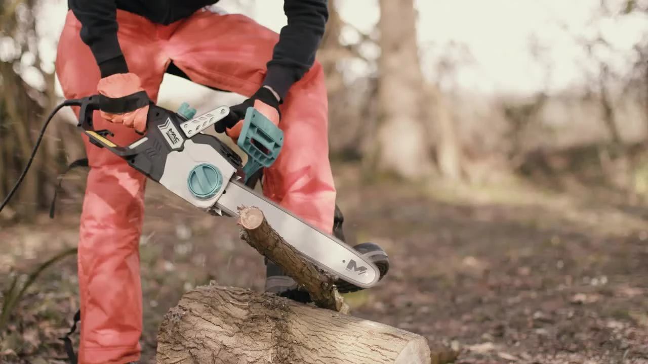 Mac Allister MCSWP2000S-2 2000W 220-240V Corded 400mm Chainsaw 2 Mac Allister MCSWP2000S-2 2000W 220-240V Corded 400mm Chainsaw - Image 2